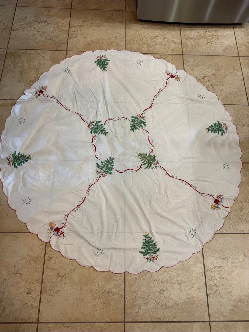 Vintage 60 inch Round White Embroidered Christmas Tree Tablecloth and 4 Napkins